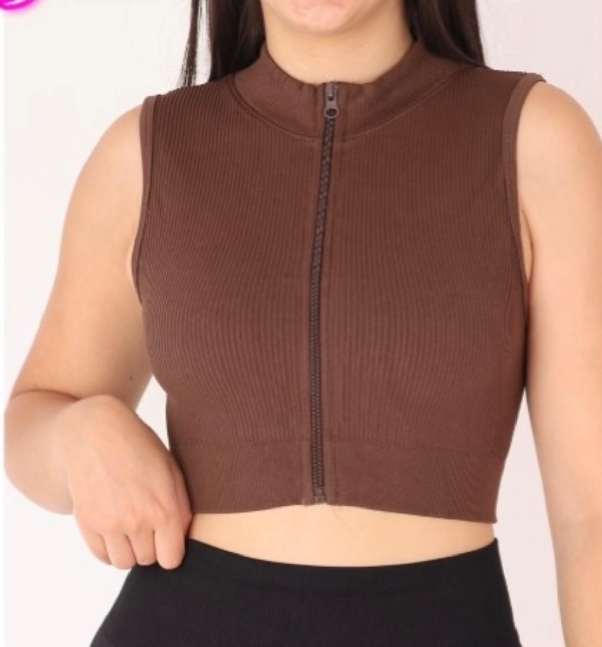 Top deportivo con cierre frontal