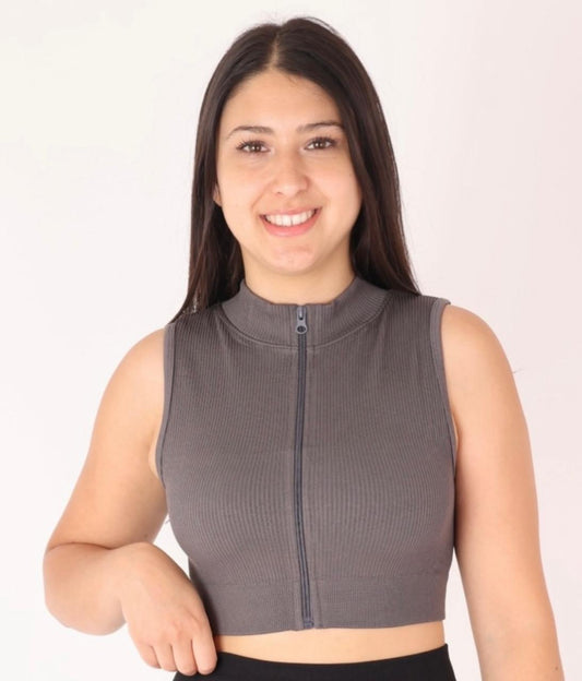 Top deportivo con cierre frontal